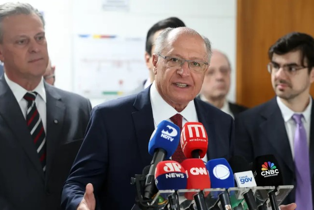 Governo busca acordo com EUA antes da entrada em vigor de tarifaço, diz Alckmin