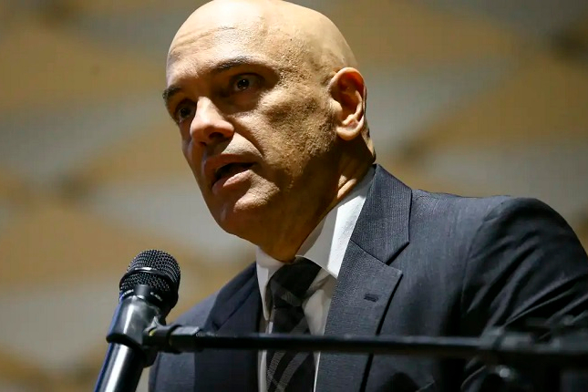 Moraes solta ex-assessor de Bolsonaro investigado por trama golpista