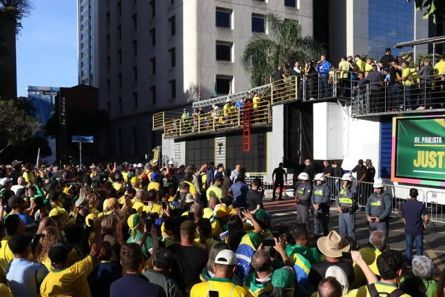 Ato na Avenida Paulista reúne 12 mil apoiadores de Bolsonaro contra julgamento no STF