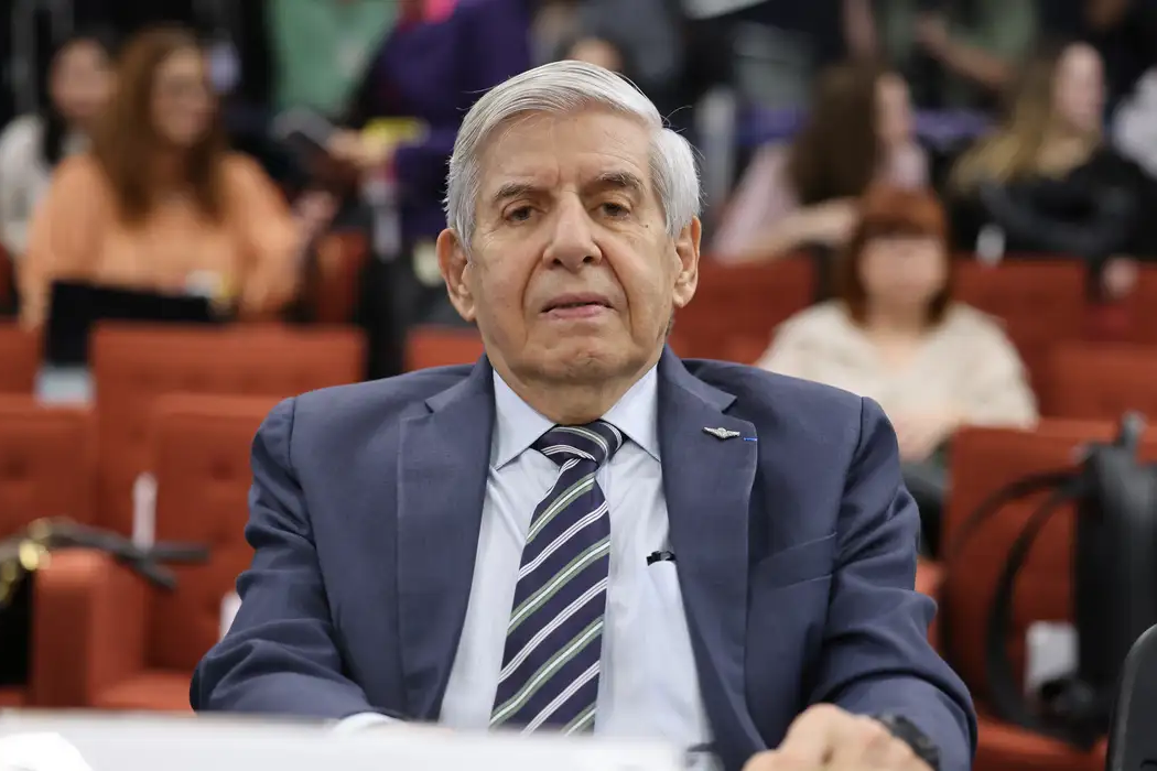 Moraes determina perícia médica em Augusto Heleno após controvérsia sobre Alzheimer