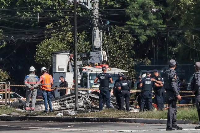 Avião de pequeno porte cai em São Paulo e deixa dois mortos