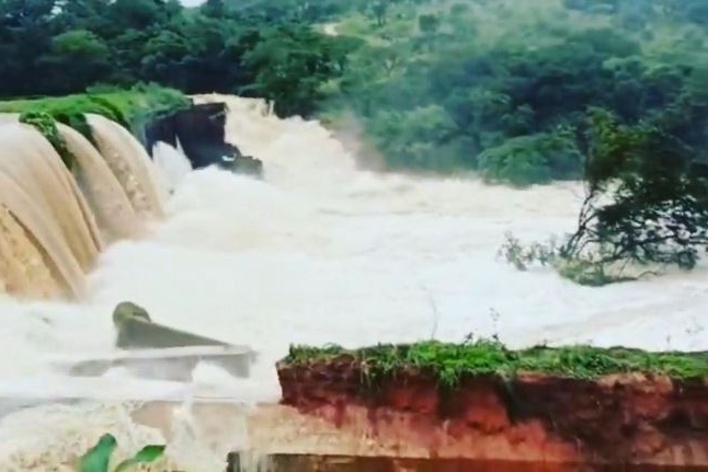 Com risco de rompimento de barragem, moradores deixam suas casas em MG