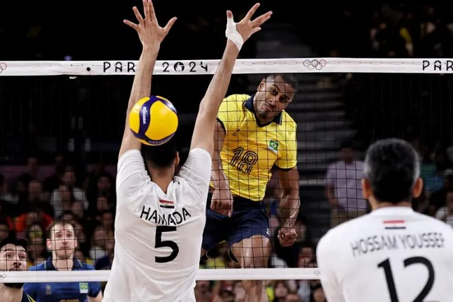 Brasil vence Egito e se classifica para as quartas de final no vôlei masculino