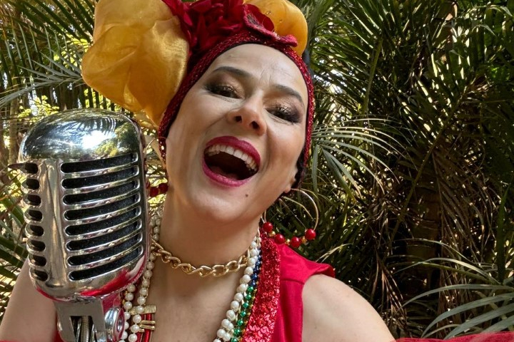 “Taí! Carmen Miranda por Sônia Andrade” revive e leva o legado da diva brasileira a cidades mineiras