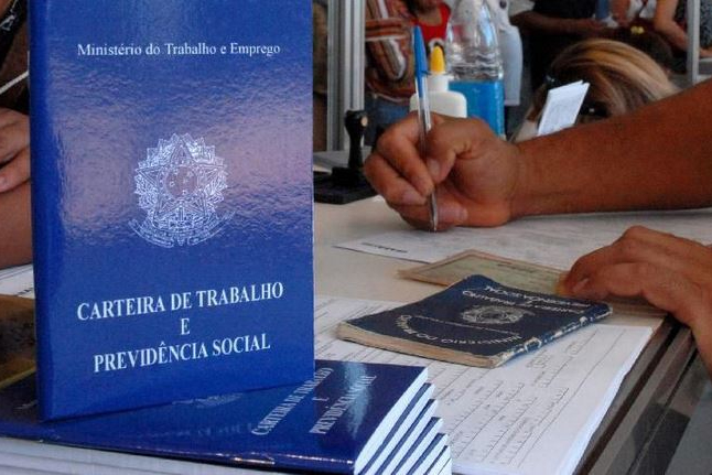 Desemprego recua para 6,6% no trimestre encerrado em abril, diz IBGE