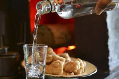 Produção de cachaça cresce quase 30% em 2024, mas setor ainda enfrenta preconceito e cobra igualdade tributária