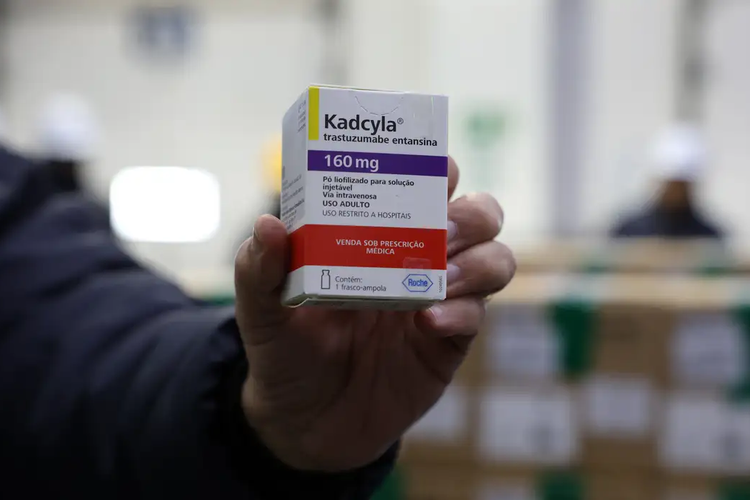 Ministério da Saúde recebe primeiro lote de medicamento contra câncer de mama para o SUS