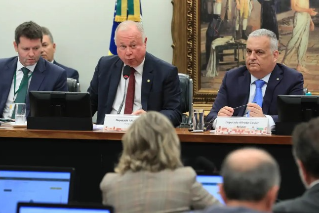 Câmara analisa suspensão de ação penal que envolve Bolsonaro e Ramagem