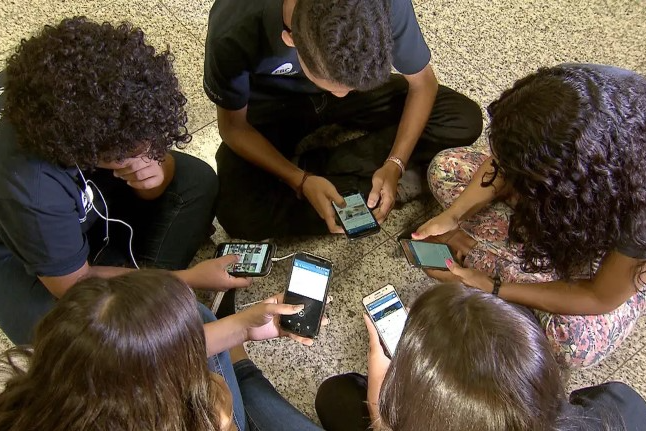 Tarcísio sanciona lei que proíbe celulares nas salas de aula