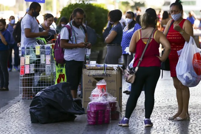 Brasileiros relatam menor renda e insegurança alimentar após pandemia