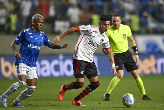 David Luiz marca de falta e Fla vence Cruzeiro em Belo Horizonte