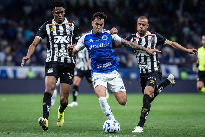 Santos vira no Mineirão e supera Cruzeiro por 2 a 1 em jogo recheado de emoções e controvérsias
