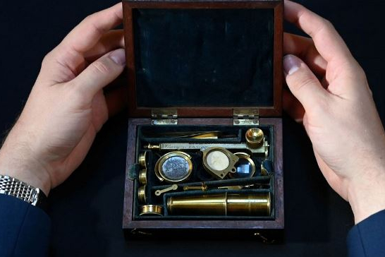 Microscópio usado por Darwin em observações científicas será leiloado
