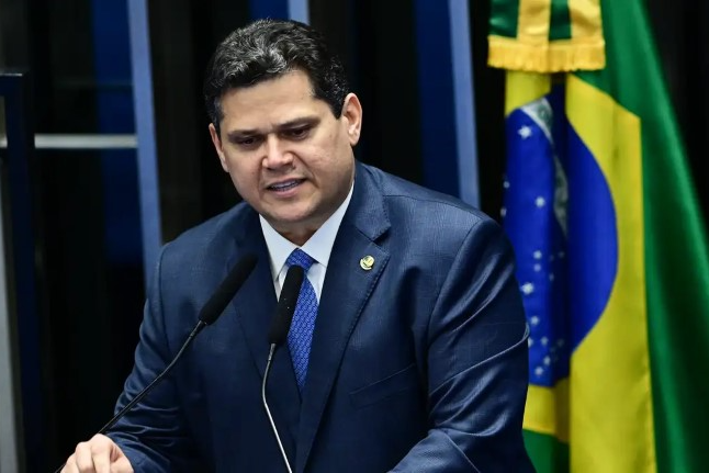 Alcolumbre afirma que Congresso não aceita interferência externa nos Poderes do Brasil
