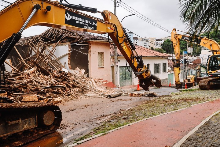 Prefeitura conclui demolição de casarão ameaçado em Itabira e segue com trabalho de limpeza do terreno