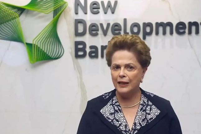 Dilma Rousseff é Internada na China por Inflamação no Nervo do Equilíbrio