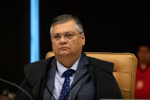 Dino determina recolhimento de livros acadêmicos discriminatórios