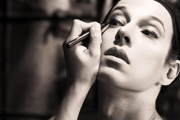 Peça gratuita “O que terá acontecido a Dolly Piercing?” estreia no Teatro Marília