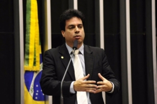 Segundo o deputado, ele assinou a carta, ÃƒÆ’ s pressas, antes de embarcar no Aeroporto de BrasÃƒÆ’Ã‚Â­lia (Foto: DivulgaÃƒÆ’Ã‚Â§ÃƒÆ’Ã‚Â£o)