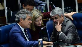 Senadores Jorge Viana (E), Gleisi Hoffmann e Humberto Costa durante sessÃ£o plenÃ¡ria para votaÃ§Ã£o aberta sobre manutenÃ§Ã£o da prisÃ£o do lÃ­der do governo na Casa, DelcÃ­dio do Amaral (Foto: Wilson Dias/AgÃªncia Brasil)