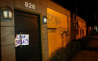 PichaÃ§Ãµes feitas por manifestantes em casas vizinhas Ã  do presidente em exercÃ­cio, neste domingo (Foto: HÃ©lvio Romero/EstadÃ£o)