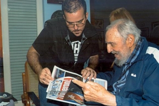 Foto do dia 23 de janeiro divulgada pelo site cubano Cubadebate em 3 de fevereiro. Na imagem, Fidel Castro lÃª um jornal durante encontro com o lÃ­der estudantil Randy Perdomo Garcia (Foto: DivulgaÃ§Ã£o)