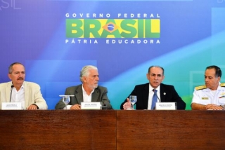 Os ministros da Defesa, Aldo Rebelo, da Casa Civil, Jaques Wagner, da SaÃƒÂºde, Marcelo Castro, e o chefe do Estado- Maior Conjunto das ForÃƒÂ§as Armadas, Ademir Sobrinho, durante balanÃƒÂ§o da mobilizaÃƒÂ§ÃƒÂ£o contra o Mosquito Aedes Aegypti (Foto: Elza Fiuza/AgÃƒÂªncia Brasil)