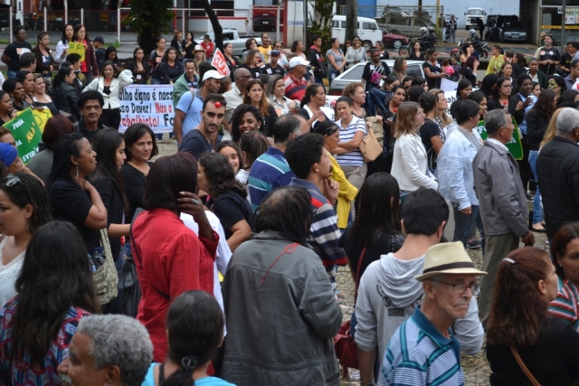 Manifestantes se reuniram na praÃ§a AcrÃ­sio Alvarenga, onde um palanque foi montado para que autoridades pudessem discursar (Foto: Ageu Ebert)