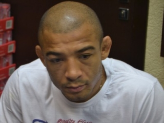 JosÃ© Aldo fraturou a costela durante os treinos desta terÃ§a-feira, e pode ter de deixar o UFC 189, dia 11 de julho (Foto: Raphael Marinho)