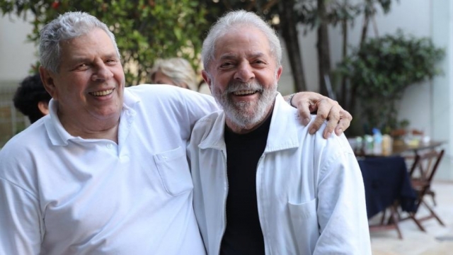 Lula e o irmÃ£o Genival InÃ¡cio da Silva, o VavÃ¡ (Foto: DivulgaÃ§Ã£o/Twitter Lula)