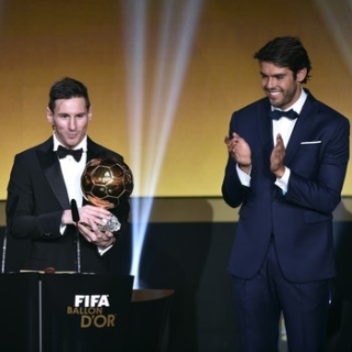 KakÃ¡ aplaude Messi apÃ³s anunciar a vitÃ³ria do argentino (Foto: FABRICE COFFRINI/AFP)