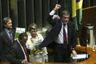 O Advogado-geral da UniÃ£o, JosÃ© Eduardo Cardozo, fala a favor da presidenta Dilma durante discussÃ£o do processo de impeachment, no plenÃ¡rio da CÃ¢mara dos Deputados (Foto: Marcelo Camargo/AgÃªncia Brasil)