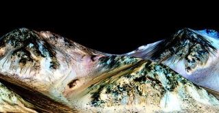 Linhas que aparecem e somem em montanhas de Marte sÃ£o formadas por Ã¡gua salgada escorrendo, indica novo estudo da Nasa (Foto: Nasa/JPL/Universidade do Arizona)