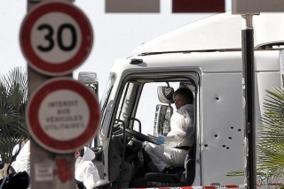 Policiais investigam a cabine do motorista do caminhÃ£o que se jogou sobre uma multidÃ£o de pessoas que comemoravam a data nacional da FranÃ§a, em Nice (Foto: Alberto Estevez/Pool/AgÃªncia Lusa)