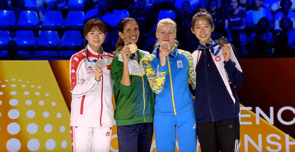 Nathalie Moellhausen faz história primeira brasileira a conquistar ouro em mundial de esgrima