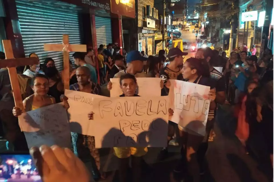 Moradores sairam às ruas protestando contra a PM logo depois das nove mortes no baile funk. Foto Internet