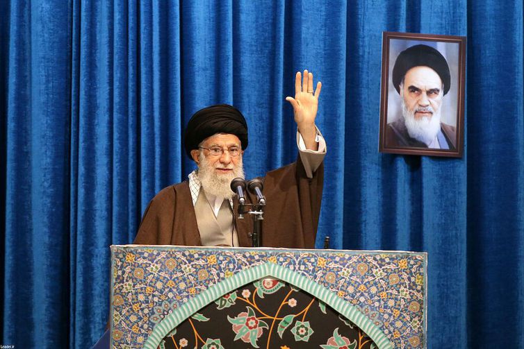 O líder supremo do Irã, aiatolá Ali Khamenei, gesticula durante o sermão desta sexta-feira em Teerã  - Reuters/Oficial Khamenei Website/Direitos Reservados 
