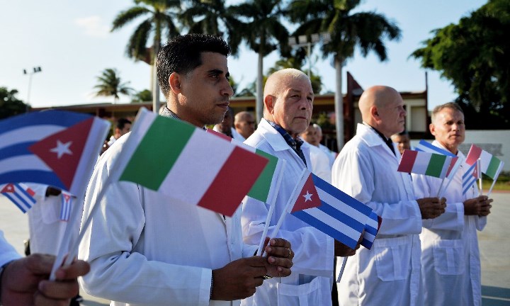 Médicos cubanos com experiência na lutra contra o ebola na África estão voluntariamente ajudando a Itália no combate ao coronavírus. Foto Yamil Lage