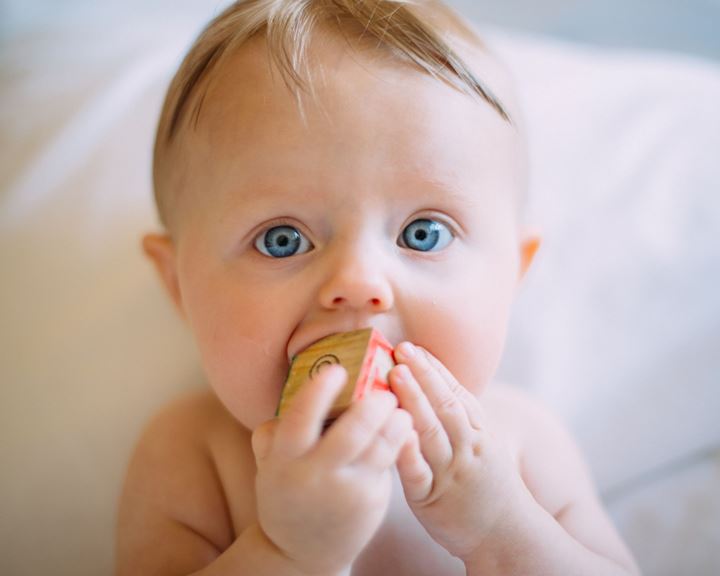 bebê de olhos azuis