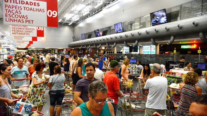 Consumidores em compras no mercado