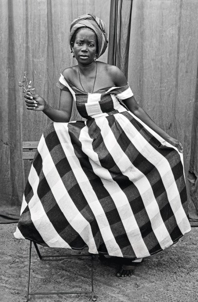 Mulher negra fotografada por Seydou Keita
