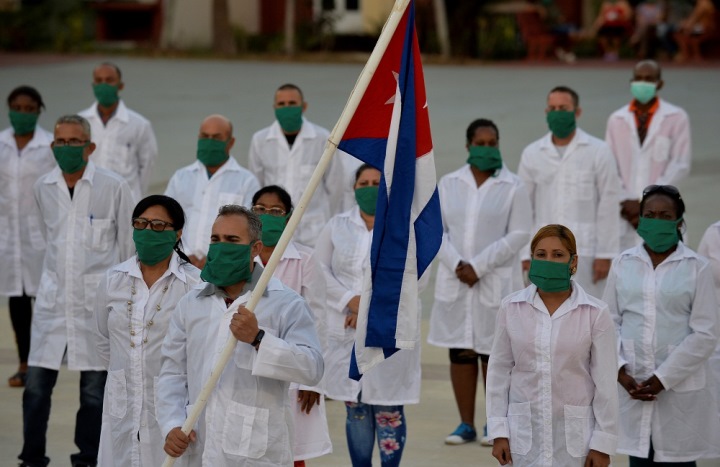 Médicos e enfermeiros de Cuba em cerimônia de despedida na Unidade Central de Cooperação Médica, em Havana, em março, antes de viajar a Andorra para ajudar na luta contra a pandemia do 