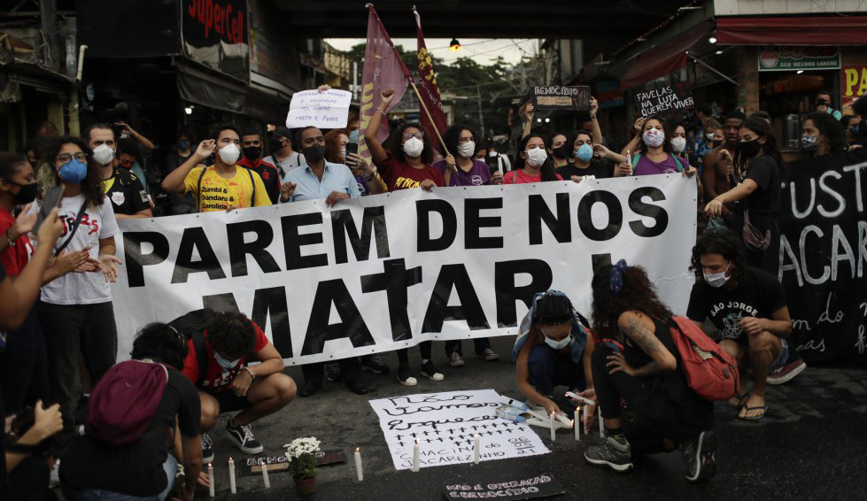 Moradores da Favela do Jacarezinho em protesto contra a chacina que matou 28 pessoas. Foto Antonio Lacerda