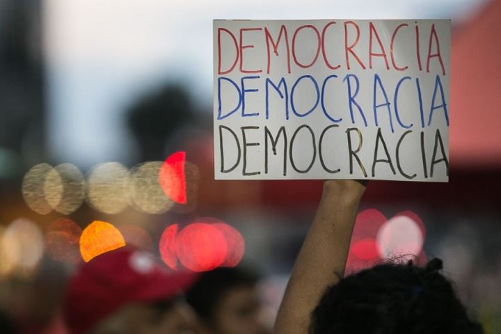 cartaz democracia