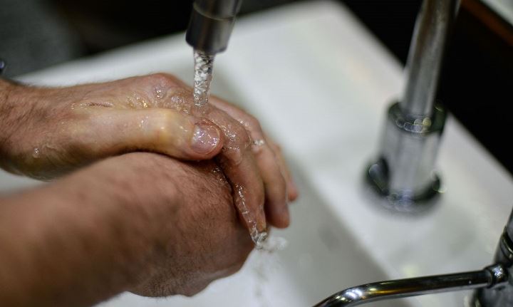 lavando as mãos