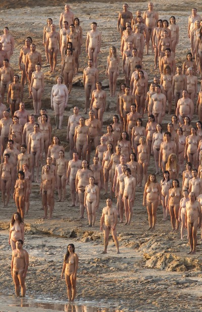 A campanha 'Mar nu' em defesa do Mar Morto em fotografias repercute em jornais e sites no planeta. Foto de Spencer Tunick.
