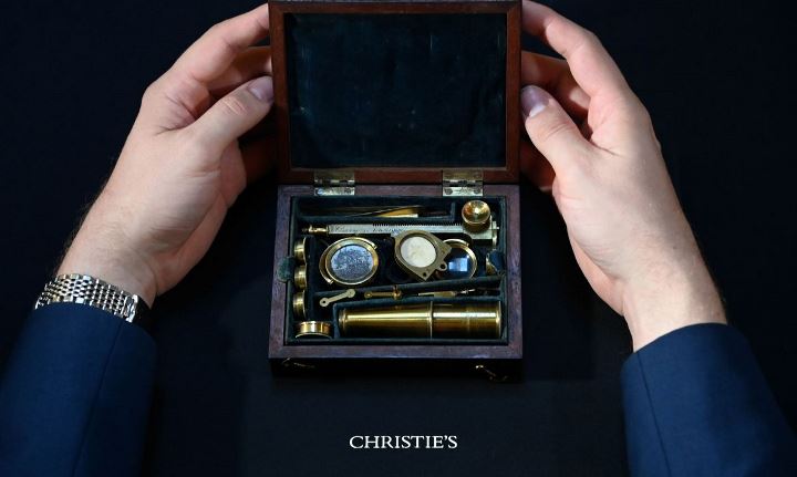 Microscópio que pertencia a Charles Darwin será leiloado em dezembro pela Christie's. - Reuters/Toby Melville/Direitos Reservados