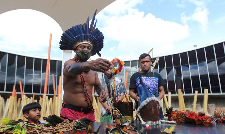 Policia Federal faz entrega de objetos indígenas apreendidos durante a Operação Pindorama, doados ao Memorial dos Povos Indígenas, em Brasília - Fabio Rodrigues-Pozzebom/Agência Brasil