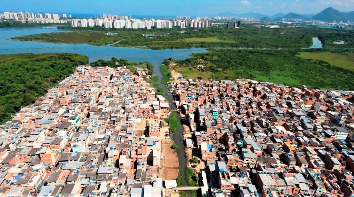 A Favela da Muzema, onde milicianos cobram R$ 200,00 de catadores de lixo, tem lagoa e rios como latrinas, sem saneamento. Foto Mário Moscatelli