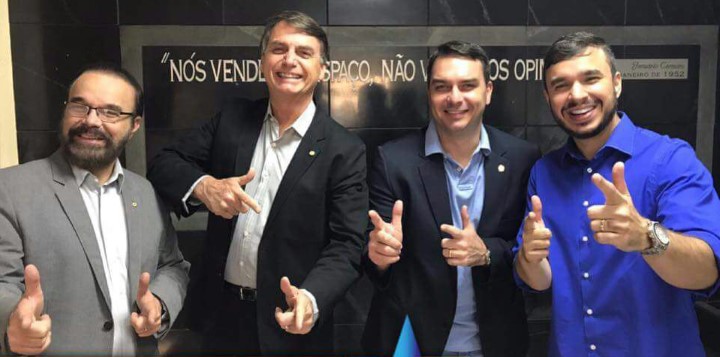 Pastor e deputado Lincoln Portela, ao lado de Bolsonaro e Flávio Bolsonaro, com o filho Léo Portela, deputado de BH, simulam revólveres com dedos em riste